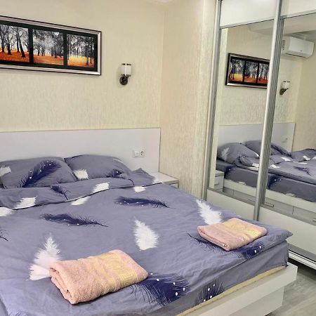 Ferienwohnung Apartament On Lev Tolstoi 43B! Kischinau Exterior foto
