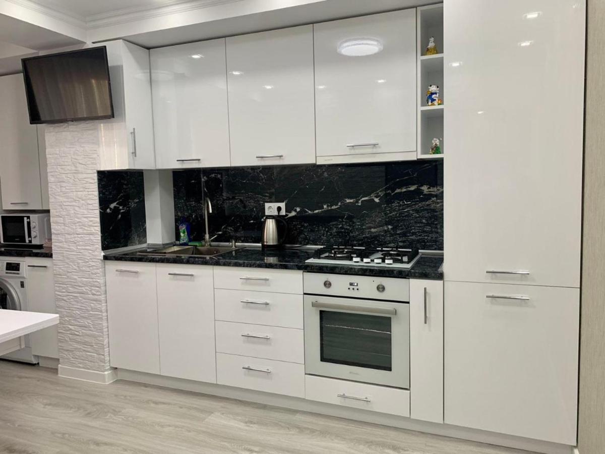 Ferienwohnung Apartament On Lev Tolstoi 43B! Kischinau Exterior foto